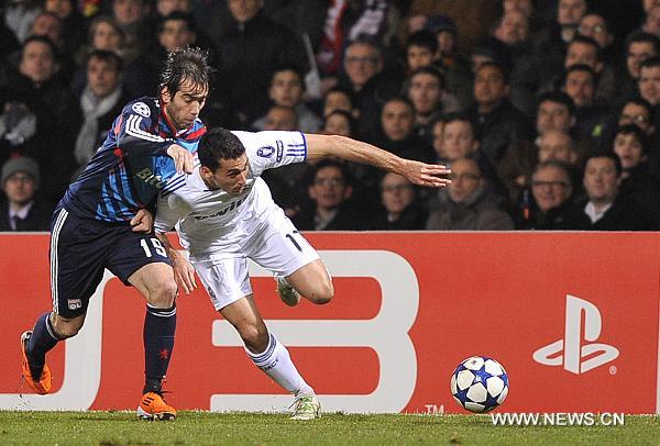 Real Madrid's Esteban Granero(R) fights for the ball with Cesar Delgado of Olympique de Lyon during their UEFA Champions League football match at the Gerland stadium in Lyon, central eastern France, Feb. 22, 2011. The match tied with a 1-1 draw. (Xinhua/Laurent Zablon) 