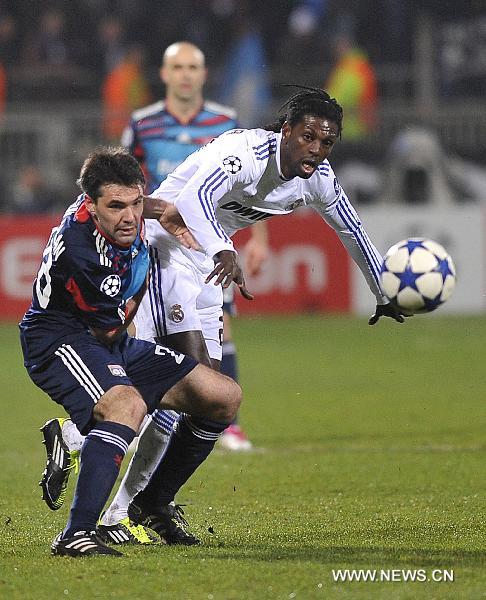 Real Madrid's Emmanuel Adebayor(R) fights for the ball with Jeremy Toulalan of Olympique de Lyon during their UEFA Champions League football match at the Gerland stadium in Lyon, central eastern France, Feb. 22, 2011. The match tied with a 1-1 draw. (Xinhua/Laurent Zablon) 