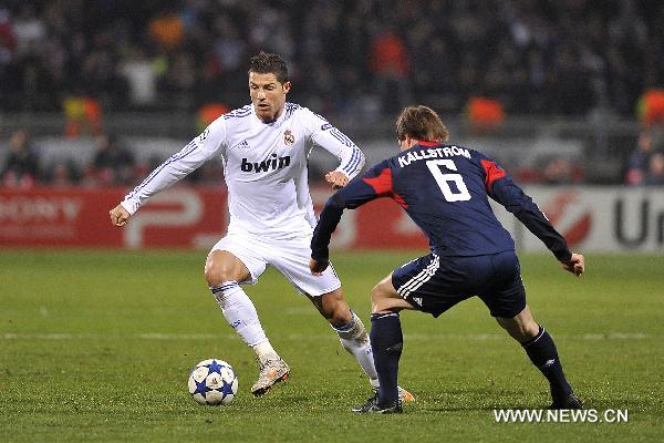 Real Madrid's Cristiano Ronaldo(L) breaks through during the UEFA Champions League football match against Olympique de Lyon at the Gerland stadium in Lyon, central eastern France, Feb. 22, 2011. The match tied with a 1-1 draw. (Xinhua/Laurent Zablon) 