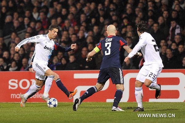 Real Madrid's Cristiano Ronaldo(L) breaks through during the UEFA Champions League football match against Olympique de Lyon at the Gerland stadium in Lyon, central eastern France, Feb. 22, 2011. The match tied with a 1-1 draw. (Xinhua/Laurent Zablon) 