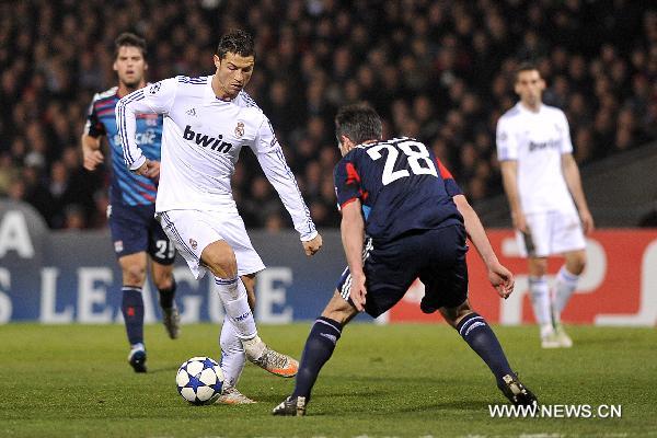 Real Madrid's Cristiano Ronaldo(2nd L) controls the ball during the UEFA Champions League football match against Olympique de Lyon at the Gerland stadium in Lyon, central eastern France, Feb. 22, 2011. The match tied with a 1-1 draw. (Xinhua/Laurent Zablon) 