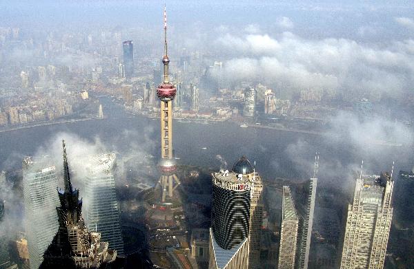 Photo taken on Feb. 22, 2011 show the view of advection fog in downtown Shanghai, east China. [Xinhua] 