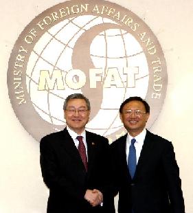 Chinese Foreign Minster Yang Jiechi (R) shakes hands with South Korean Foreign Minister Kim Sung-hwan (L) in Seoul, capital of South Korea, Feb. 23, 2011. [He Lulu/Xinhua]