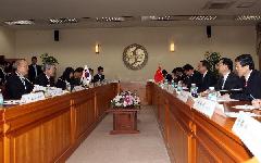 Chinese Foreign Minster Yang Jiechi (3rd, R) meets with South Korean Foreign Minister Kim Sung-hwan (2nd, L) in Seoul, capital of South Korea, Feb. 23, 2011. [He Lulu/Xinhua]