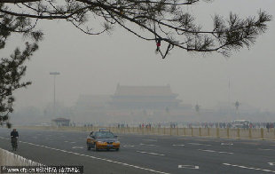 Heavy fog persisted in Beijing for three days. [CFP]