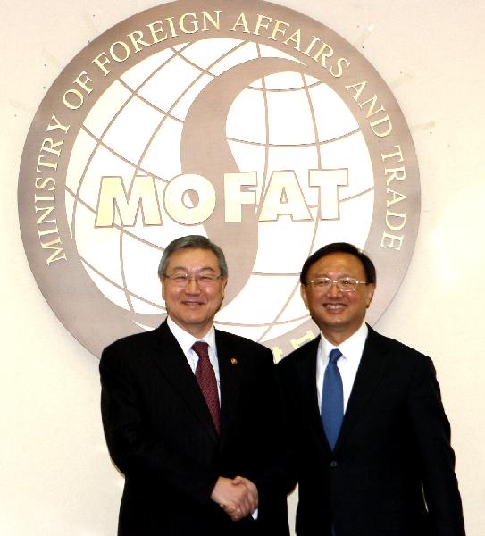 Chinese Foreign Minster Yang Jiechi (R) shakes hands with South Korean Foreign Minister Kim Sung-hwan (L) in Seoul, capital of South Korea, Feb. 23, 2011. [He Lulu/Xinhua]