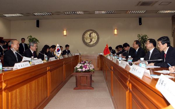 Chinese Foreign Minster Yang Jiechi (3rd, R) meets with South Korean Foreign Minister Kim Sung-hwan (2nd, L) in Seoul, capital of South Korea, Feb. 23, 2011. [He Lulu/Xinhua]