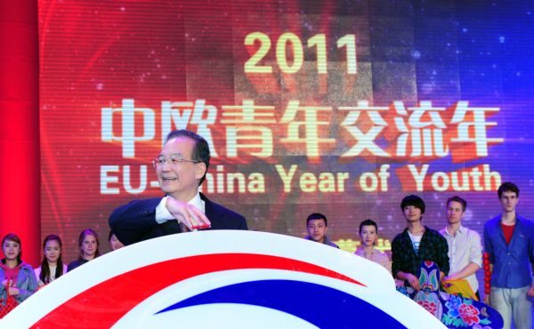 Chinese Premier Wen Jiabao (front) launches the official website of the EU-China Year of Youth in Beijing, capital of China, Feb. 23, 2011. [Zhang Duo/Xinhua]