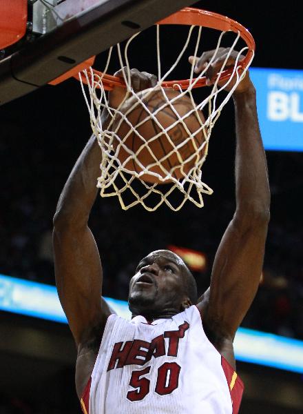 Miami Heat's Joel Anthony dunks against the Sacramento Kings during second quarter in NBA basketball action in Miami, Florida February 22, 2011. (Xinhua/Reuters Photo)