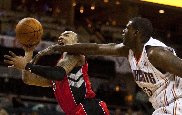 Toronto Raptors point guard Jerryd Bayless (L) is fouled by Charlotte Bobcats center Nazr Mohammed during an NBA basketball game in Charlotte, North Carolina February 22, 2011. Bobcats won 114 -101. (Xinhua/Reuters Photo)