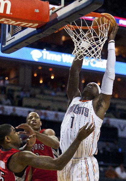 Charlotte Bobcats shooting guard Stephen Jackson (R) dunks the ball over the Toronto Raptors during an NBA basketball game in Charlotte, North Carolina February 22, 2011. (Xinhua/Reuters Photo)