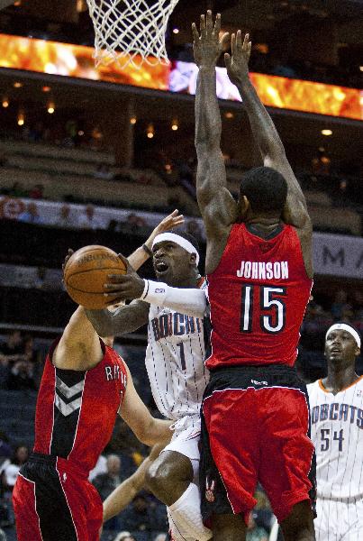 Charlotte Bobcats shooting guard Stephen Jackson (C) drives to the basket against Toronto Raptors power forward Amir Johnson (R) and center Andrea Bargnani (L) of Italy during an NBA basketball game in Charlotte, North Carolina February 22, 2011. (Xinhua/Reuters Photo)