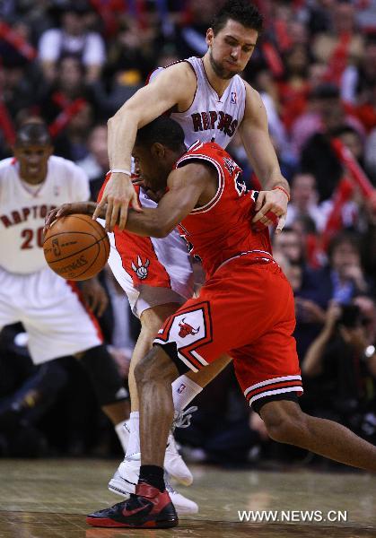 C.J. Watson(R) of Chicago Bulls tries to break through during the NBA game against Toronto Raptors at Air Canada Centre in Toronto, Canada, Feb.23, 2011. Raptors won 118-113. (Xinhua/Zou Zheng) 