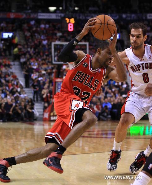 C.J. Watson(L) of Chicago Bulls drives the ball during the NBA game against Toronto Raptors at Air Canada Centre in Toronto, Canada, Feb.23, 2011. Raptors won 118-113. (Xinhua/Zou Zheng) 