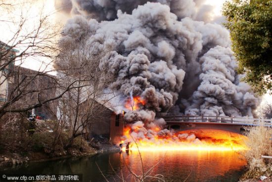 2011年2月23日14时10分，江苏无锡新区后宅街道全立化工有限公司某化工厂起火。图片来源：CFP