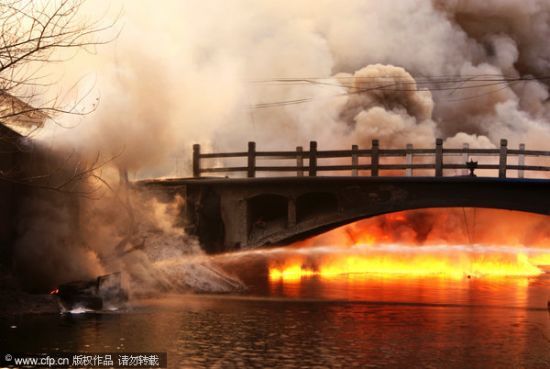 2011年2月23日14时10分，江苏无锡新区后宅街道全立化工有限公司某化工厂起火。图片来源：CFP