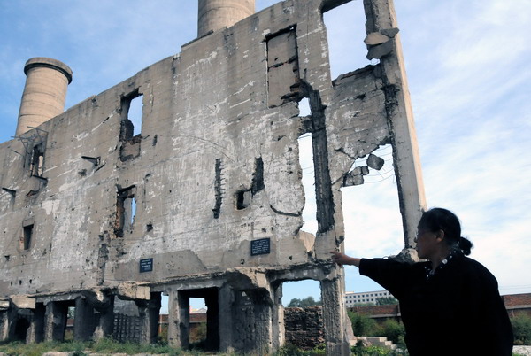 Zhu Yufen, 70, visits the former site of Unit 731, where her father Zhu Yuntong and uncle Zhu Yunxiu were killed. This file photo was taken in Harbin, Heilongjiang province, on Sept 18, 2010. [Photo/Xinhua]