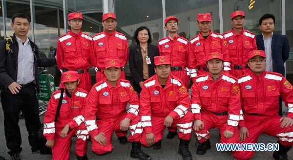 Liao Juhua (5th R, Back), Chinese Consul General to Auckland, poses with Chinese rescue team members upon their arrival at an airport in Auckland, New Zealand, on Feb. 25, 2011. The 10-member Chinese rescue team, including experts and rescuers, arrived in Auckland on Friday and headed for the quake area in Christchurch by New Zealand's military aircraft. [Li Yaoyu/Xinhua]