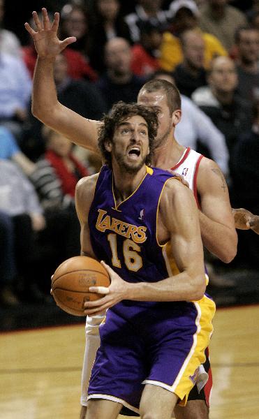 Los Angeles Lakers forward Pau Gasol (Front) looks to shoot as Portland Trail Blazers center Joel Przybilla defends during the first quarter of their NBA basketball game in Portland, Oregon on February 23, 2011. Lakers won 106-101. (Xinhua/Reuters Photo)