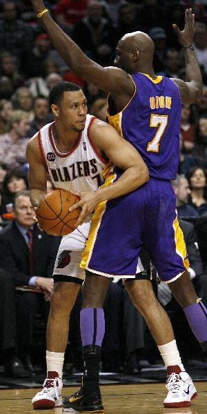 Portland Trail Blazers guard Brandon Roy (L) looks to pass against Los Angeles Lakers forward Lamar Odom during the first quarter of their NBA basketball game in Portland, Oregon on February 23, 2011. (Xinhua/Reuters Photo) 