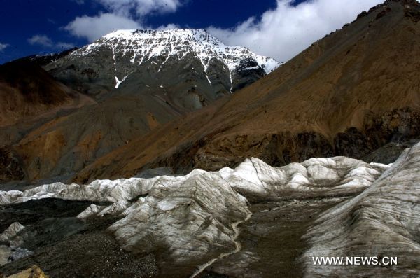 Photo taken on Feb. 25, 2011 shows a ridge of Qilian Mountains coated with a thin glacier, hardly veiling the mountain&apos;s topsoil. [Xinhua]