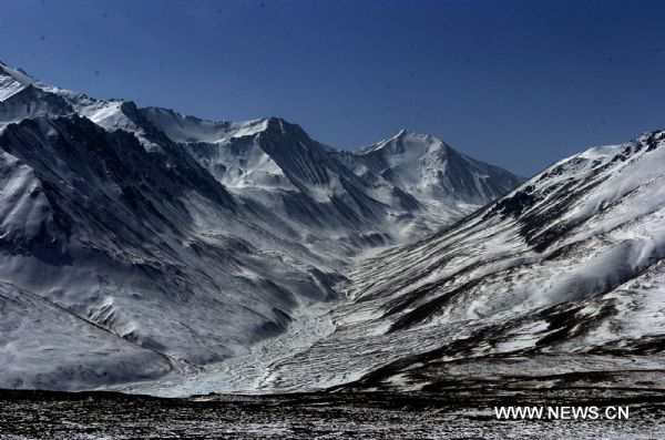 Photo taken on Feb. 24, 2011 shows Lenglong (Chilly Dragon) ridge of Qilian Mountains is coated with a thin layer of snow, hardly veiling the mountain&apos;s topsoil.