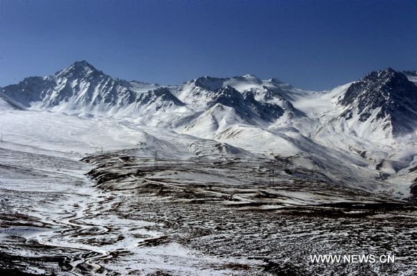 Photo taken on Feb. 24, 2011 shows Lenglong (Chilly Dragon) ridge of Qilian Mountains is coated with a thin layer of snow, hardly veiling the mountain&apos;s topsoil. 