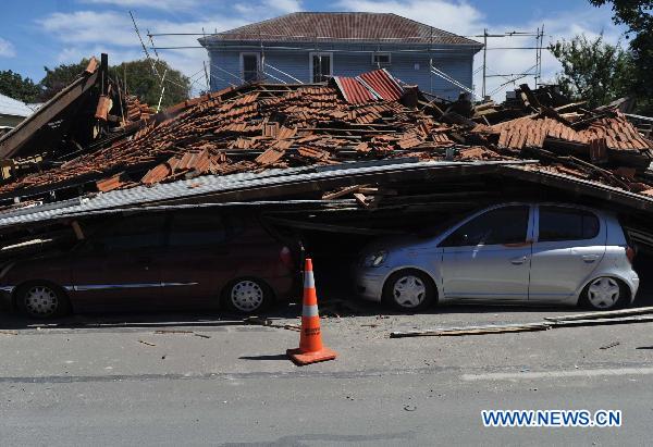 Quake-damaged vehicles are seen in Christchurch, New Zealand, on Feb. 27, 2011. The confirmed death toll from the New Zealand Christchurch earthquake rose to 146 on Sunday, while the number of missing people remains at more than 200. [Li Qiuchan/Xinhua]