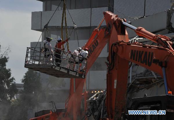 Rescuers work at quake-hit PG building in Christchurch, New Zealand, on Feb. 27, 2011. The confirmed death toll from the New Zealand Christchurch earthquake rose to 146 on Sunday, while the number of missing people remains at more than 200. [Li Qiuchan/Xinhua]