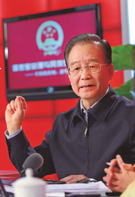 Premier Wen Jiabao chats with netizens at xinhua.net.cn on Sunday. It is the third consecutive year that the premier has conducted an online talk prior to the annual sessions of the top legislature and advisory body, scheduled for early March. 