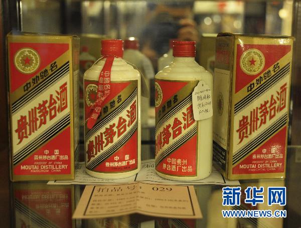 Photo taken on Feb. 25, 2011 shows bottles of vintage Maotai distilled in the 1980s at an auction preview in Shanghai, east China, Feb. 25, 2011. A total of 110 bottles of vintage Maotai distilled decades before will be auctioned in Shanghai on Feb. 27, 2011. [Xinhua]