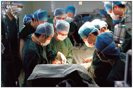 Doctors at a hospital for miners in Huaibei, Anhui province, transplanted a liver to a recipient in 2005, when this photo was taken. The hospital is not on the current list of facilities approved for organ transplants