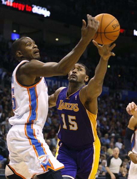 Oklahoma City Thunder forward Kevin Durant (L) reaches for a loose ball against Los Angeles Lakers forward Ron Artest (R) in the first half during their NBA basketball game in Oklahoma City, Oklahoma, February, 27, 2011. (Xinhua/Reuters Photo)