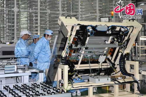 Employees at Anhui Xinhao Plasma Display Devices. [Wang Wei/China.org.cn]