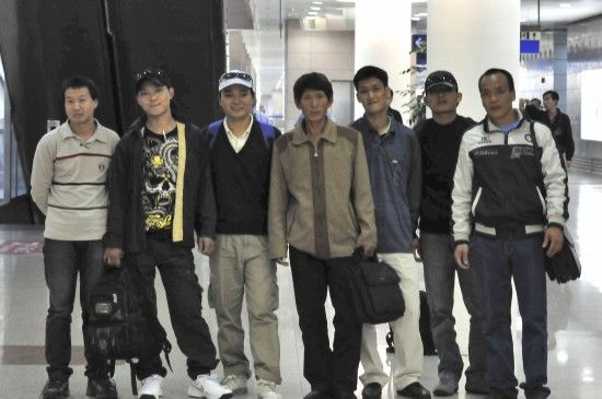 3月1日，台湾渔船“泰源227”号上的7名大陆渔民抵达上海浦东国际机场。 新华社发（刘友平 摄） 图片来源：新华网