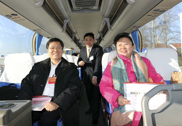 Members of the 11th National Committee of the Chinese People's Political Consultative Conference (CPPCC) from Guangxi Zhuang Autonomous Region arrived in Beijing on Monday for the upcoming CPPCC session. The CPPCC session will open on March 3 at the Great Hall of the People. [Xinhua photo]