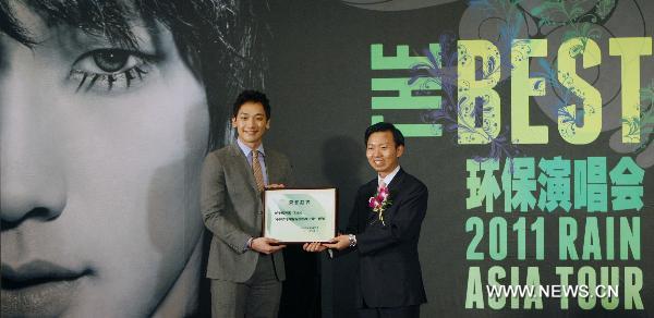 South Korean singer and actor Rain (L) poses for a photo after named &apos;Chinese and South Korean Young Ambassador for Green Environmental Protection&apos; at a press conference for his concert in Beijing, capital of China, March 1, 2011. &apos;The Best&apos; 2011 Rain Aisa Tour will be held in Beijing on March 26, 2011. [Xinhua] 