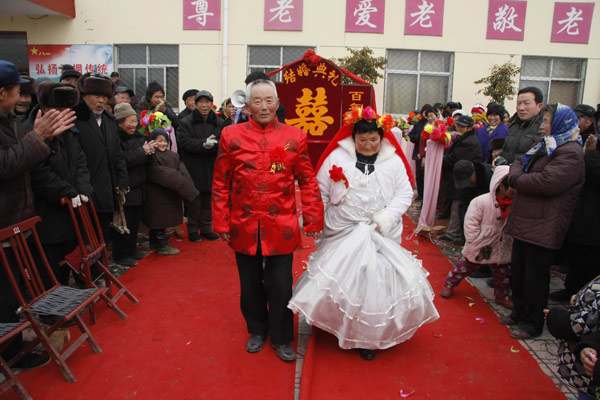 Zhong Xili (left), 68, and 61-year-old Lu Yuechun enjoy their wedding on Monday at a nursing home in Yanggu county, Shandong province. The couple got to know each other at the facility.