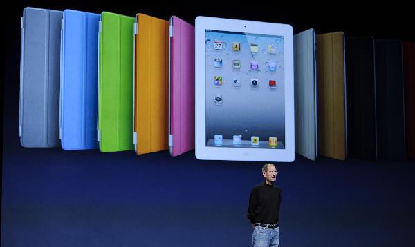 Steve Jobs, Apple&apos;s chief executive officer, introduces the iPad 2 at an event in San Francisco, the United States, March 2, 2011. Apple Inc. on Wednesday unveiled the second generation of its iPad, in a move to stay ahead in the increasingly crowded tablet computer arena. (Xinhua