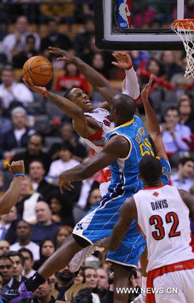 DeMar DeRozan (Back) of Toronto Raptors shoots the ball during the NBA game against New Orleans Hornets at Air Canada Centre in Toronto, Canada, March 1, 2011. Raptors won 96-90.(Xinhua/Zou Zheng) 