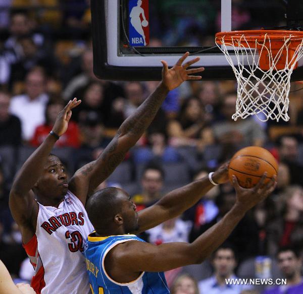 Ed Davis (L) of Toronto Raptors tries to block during the NBA game against New Orleans Hornets at Air Canada Centre in Toronto, Canada, March 1, 2011. Raptors won 96-90.(Xinhua/Zou Zheng) 