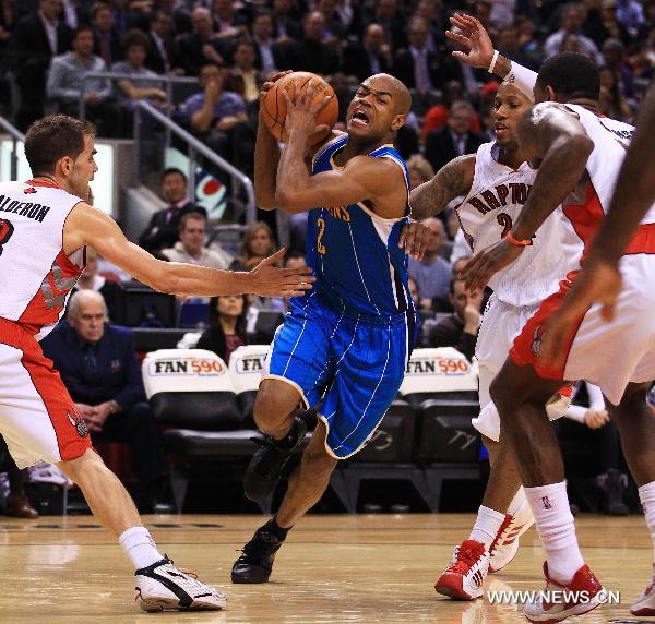 Jarrett Jack (2nd L) of New Orleans Hornets breaks through during the NBA game against Toronto Raptors at Air Canada Centre in Toronto, Canada, March 1, 2011. Raptors won 96-90.(Xinhua/Zou Zheng) 