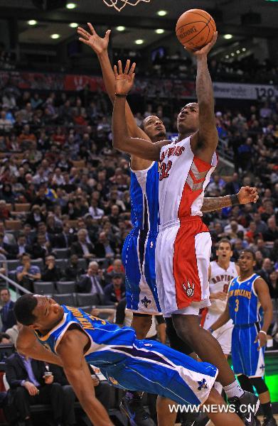 Ed Davis (3rd R) of Toronto Raptors jumps to shoot during the NBA game against New Orleans Hornets at Air Canada Centre in Toronto, Canada, March 1, 2011. Raptors won 96-90.(Xinhua/Zou Zheng) 