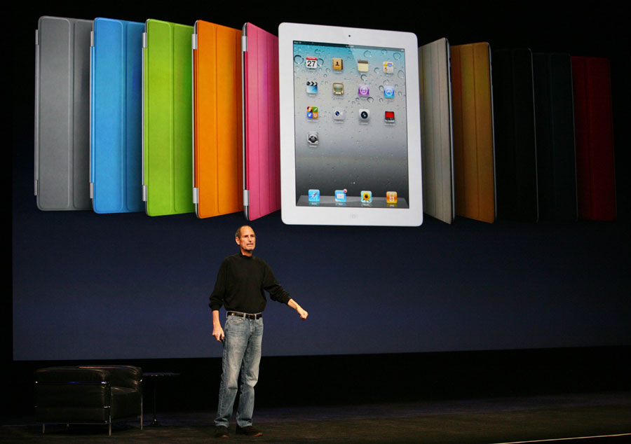Steve Jobs, Apple&apos;s chief executive officer, introduces the iPad 2 at an event in San Francisco, the United States, March 2, 2011. Apple Inc. on Wednesday unveiled the second generation of its iPad, in a move to stay ahead in the increasingly crowded tablet computer arena.[Xinhua]