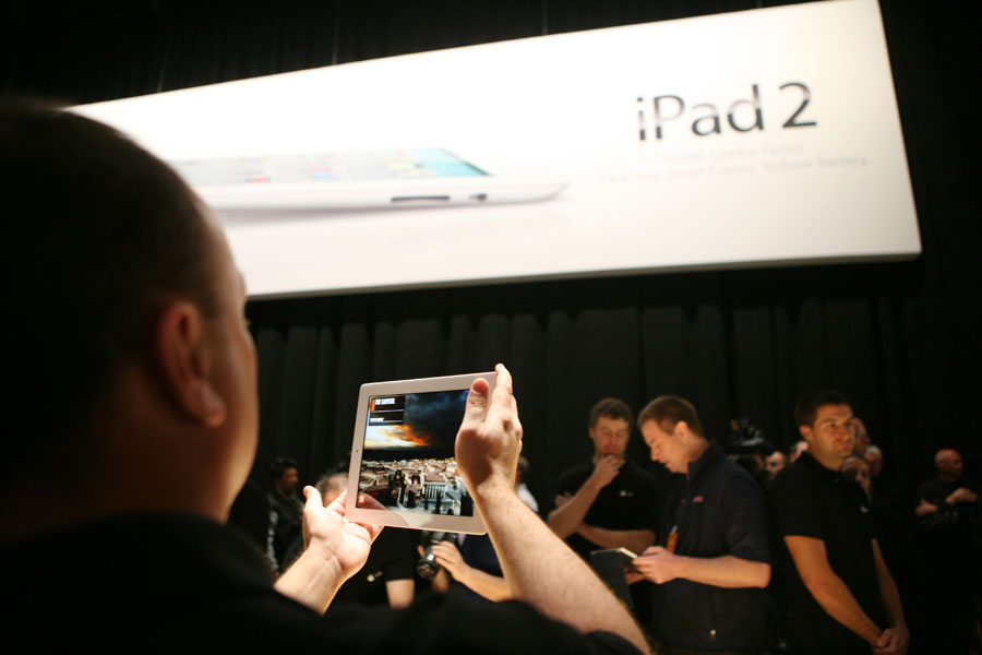 Members of the media look over the Apple iPad 2 during its launch event in San Francisco, the United States, March 2, 2011. Apple Inc. on Wednesday unveiled the second generation of its iPad, in a move to stay ahead in the increasingly crowded tablet computer arena. [Xinhua]