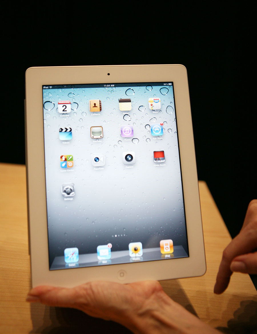 Members of the media look over the Apple iPad 2 during its launch event in San Francisco, the United States, March 2, 2011. Apple Inc. on Wednesday unveiled the second generation of its iPad, in a move to stay ahead in the increasingly crowded tablet computer arena. [Xinhua]