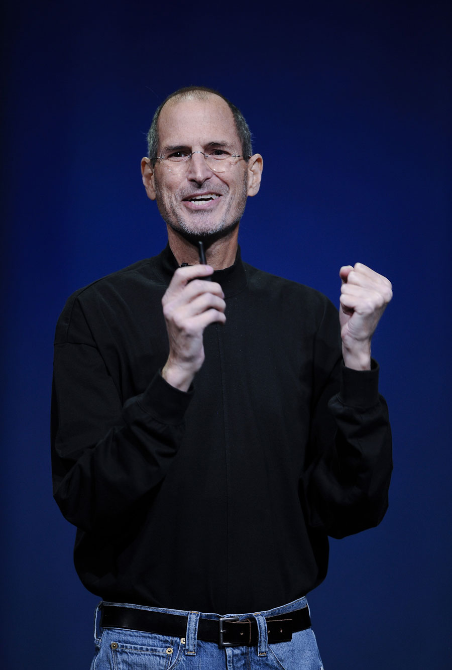 Steve Jobs, Apple&apos;s chief executive officer, introduces the iPad 2 at an event in San Francisco, the United States, March 2, 2011. Apple Inc. on Wednesday unveiled the second generation of its iPad, in a move to stay ahead in the increasingly crowded tablet computer arena. [Xinhua]