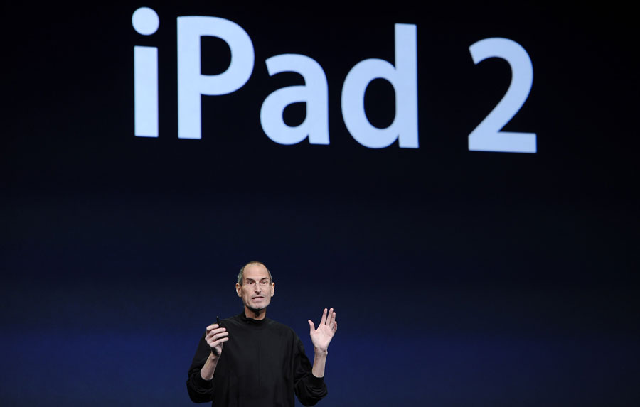 Steve Jobs, Apple&apos;s chief executive officer, introduces the iPad 2 at an event in San Francisco, the United States, March 2, 2011. Apple Inc. on Wednesday unveiled the second generation of its iPad, in a move to stay ahead in the increasingly crowded tablet computer arena. [Xinhua]