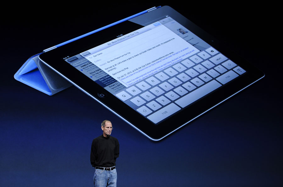 Steve Jobs, Apple&apos;s chief executive officer, introduces the iPad 2 at an event in San Francisco, the United States, March 2, 2011. Apple Inc. on Wednesday unveiled the second generation of its iPad, in a move to stay ahead in the increasingly crowded tablet computer arena. [Xinhua]