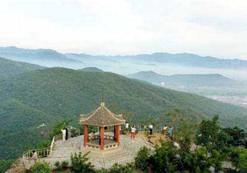 Baiwangshan is the closest forest park to the center of the city, just 3 kilometers northwest of the Summer Palace. [beijing.cn]